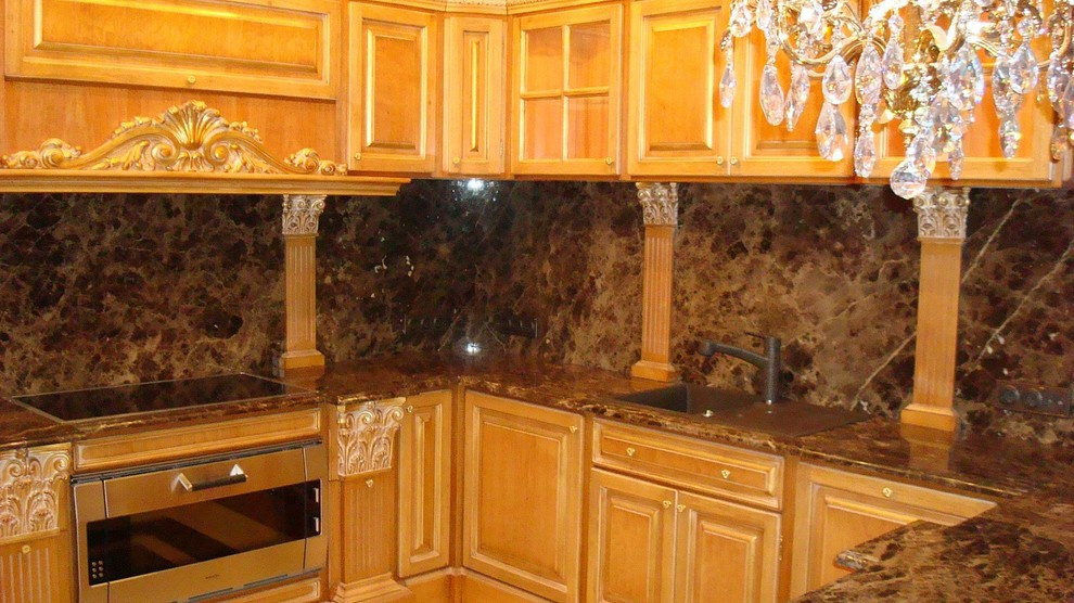 Кухня из натурального дерева и живого камня