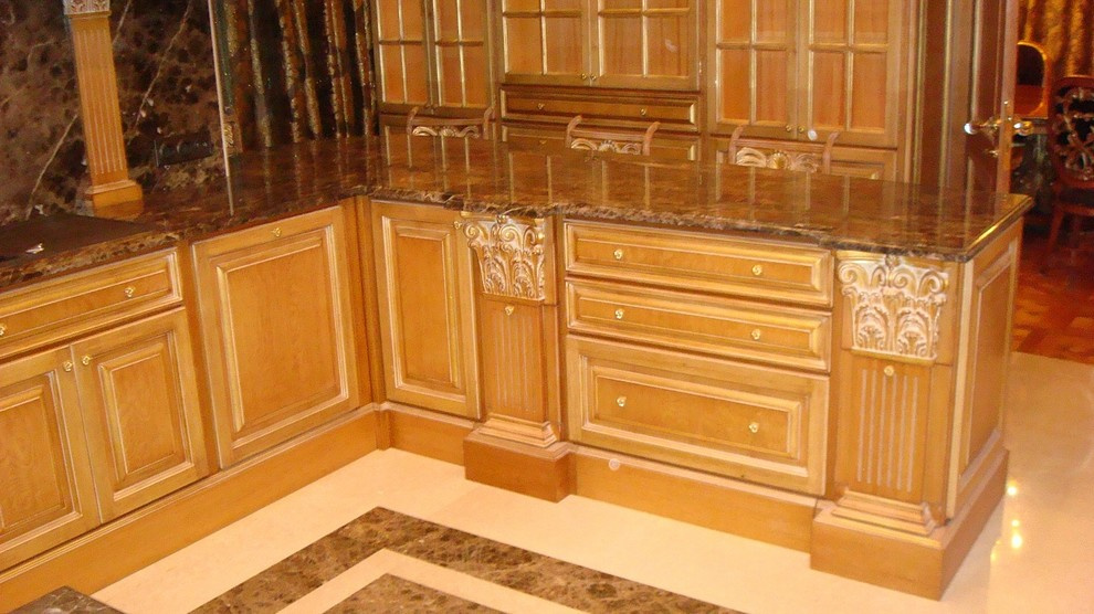 Кухня из натурального дерева и живого камня