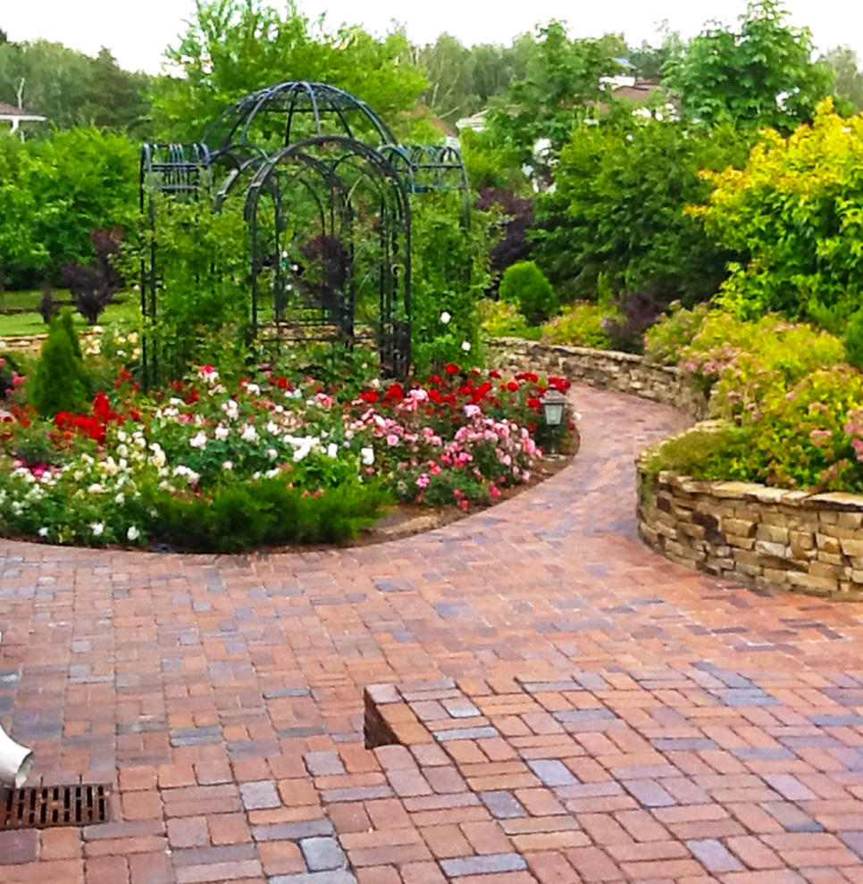 Ландшафтный проект участка - розарий с кованой беседкой в центре.