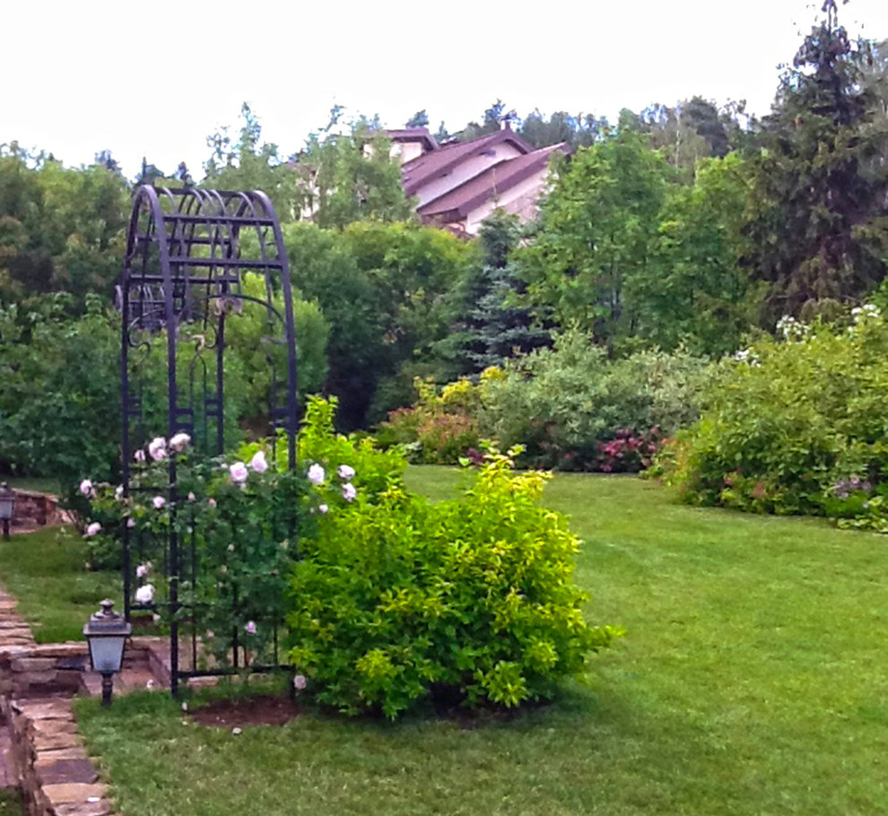 Арка с плетистыми розами в ландшафтном проекте дачного участка.