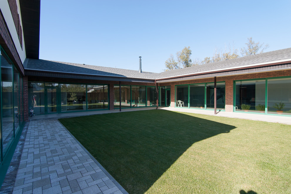 Одноэтажный жилой дом с бассейном и  SPA