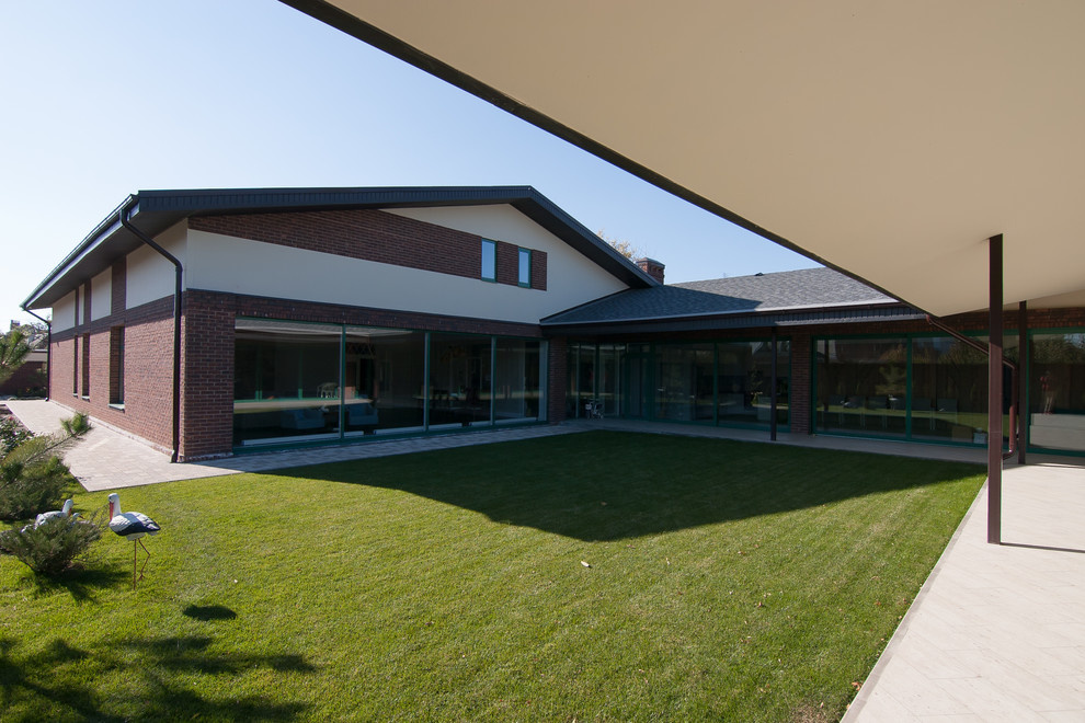 Одноэтажный жилой дом с бассейном и  SPA