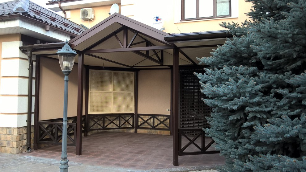 Новывй выход из дома с навесом и беседкой