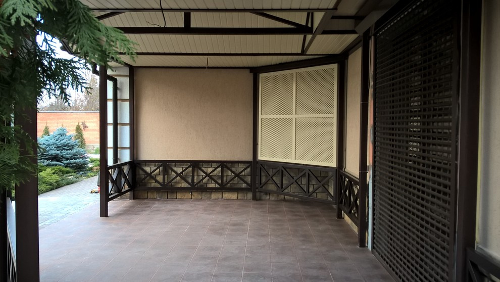 Новывй выход из дома с навесом и беседкой