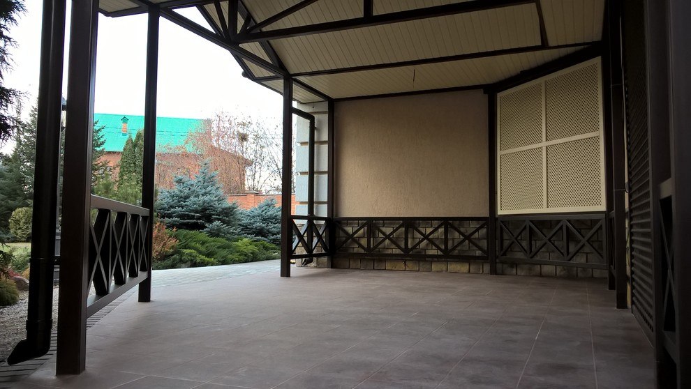 Новывй выход из дома с навесом и беседкой