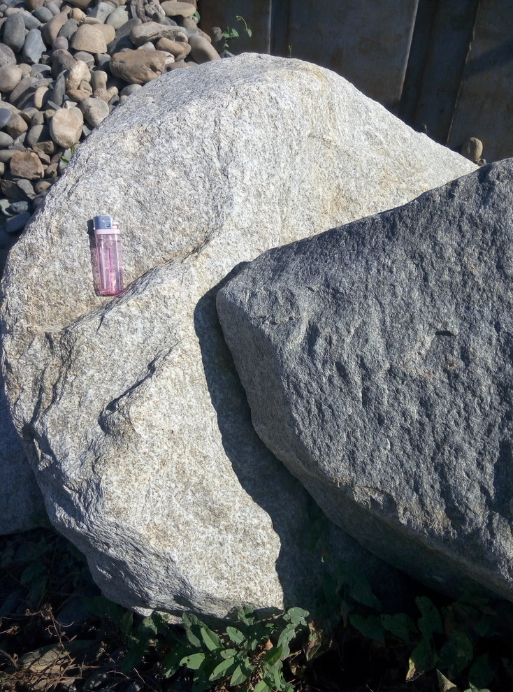 Глыбы каменные для ландшафтного дизайна большие