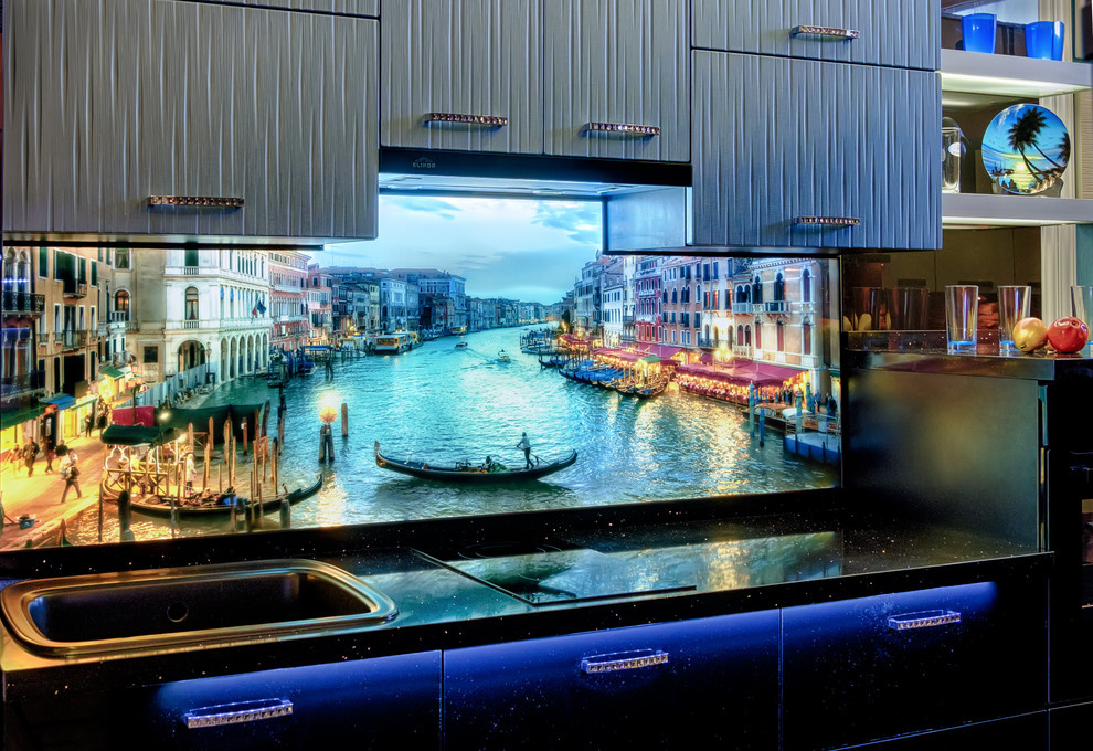 Обложка проекта: Кухонный фартук из закаленного стекла с внутренней подсветкой playglow, Венеция.