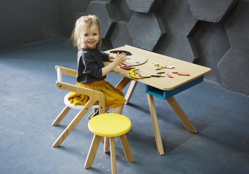 Детский стол-мольберт