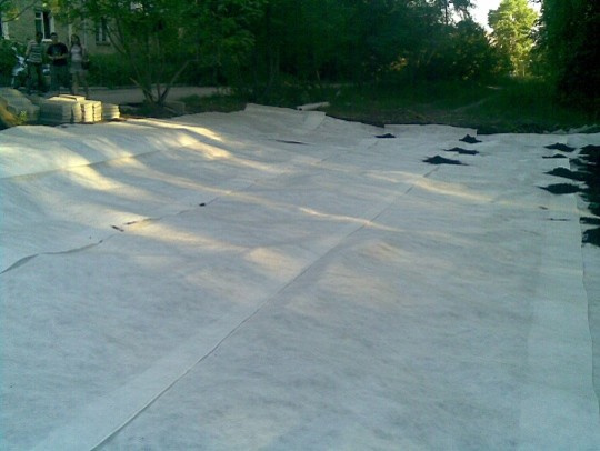 Автопарковка. Стелим геотекстиль.