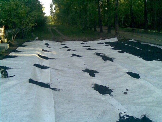 Автопарковка. Фиксируем геотекстиль.