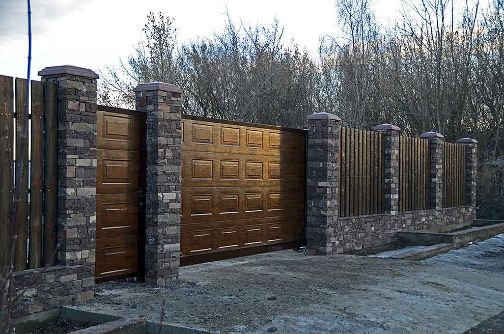 Забор, барбекю и крыльцо из кладочного камня