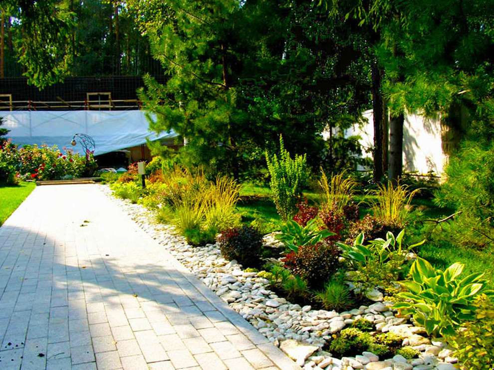 Цветник у садовой дорожки в дизайне большого сада..