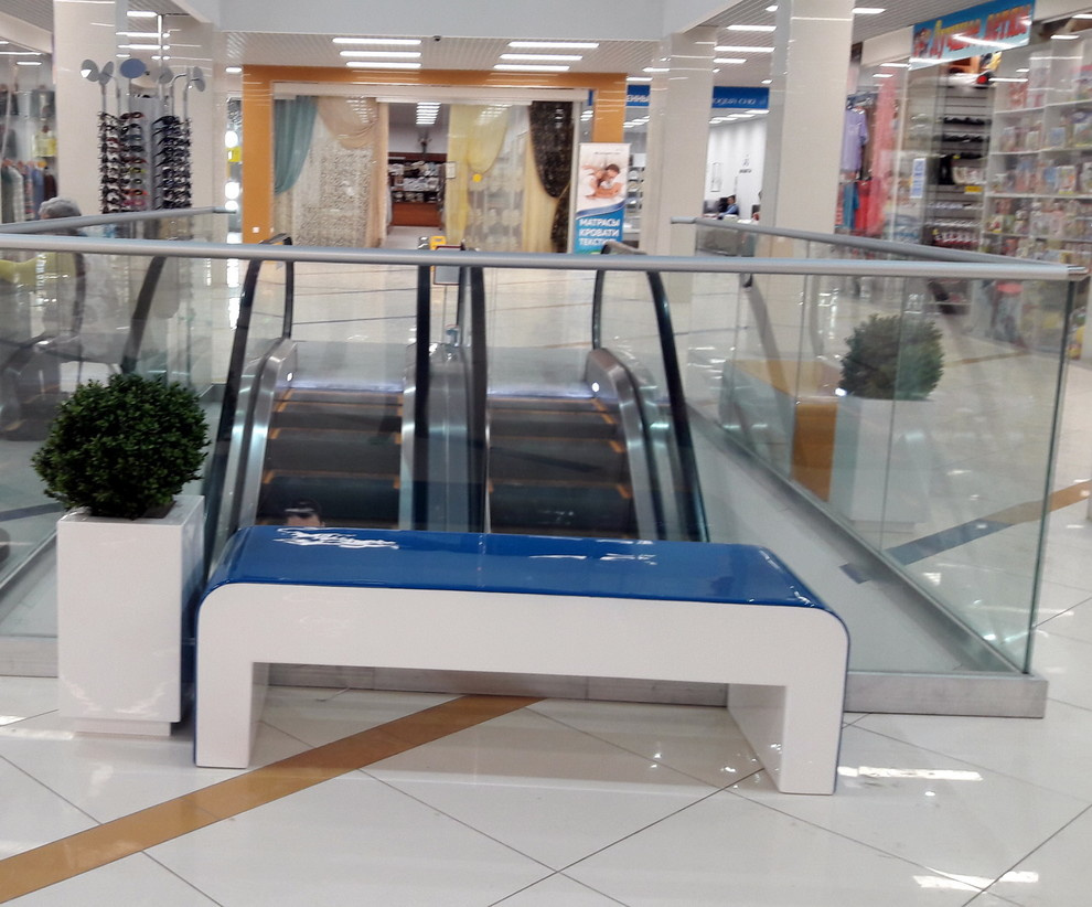 Скамейки и цветочницы в торгово-развлекательном центре