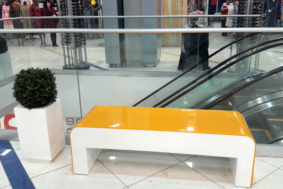 Скамейки и цветочницы в торгово-развлекательном центре