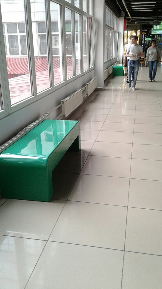 Оформление торгово-развлекательного центра скамейками