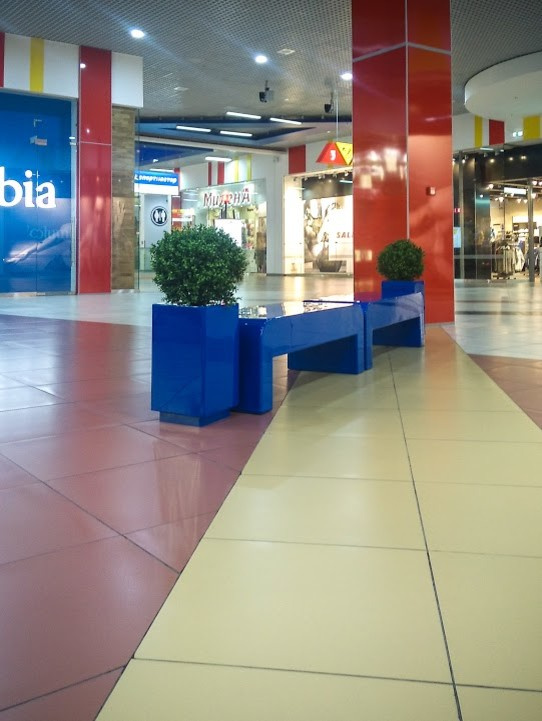 Оформление торгово-развлекательного центра скамейками