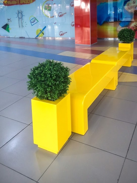 Оформление торгово-развлекательного центра скамейками