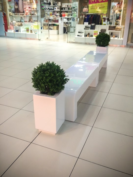 Оформление торгово-развлекательного центра скамейками