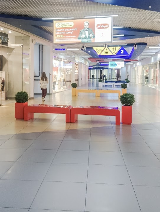 Оформление торгово-развлекательного центра скамейками