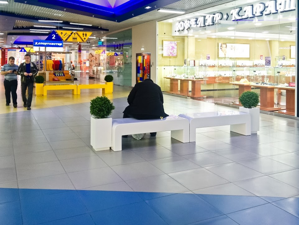 Оформление торгово-развлекательного центра скамейками