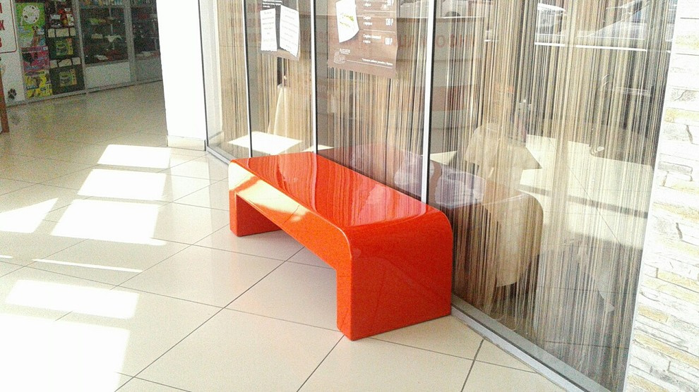 Оформление торгово-развлекательного центра скамейками