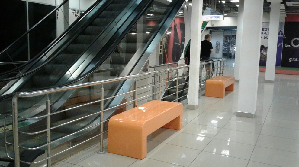 Оформление торгово-развлекательного центра скамейками