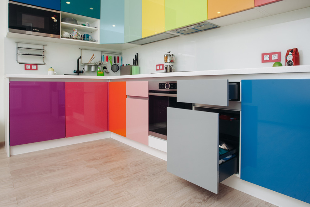 Кухня в стиле "colorful" с глянцевыми фасадами