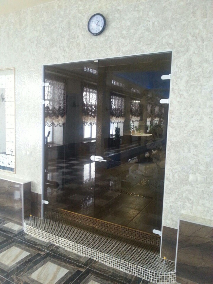 Стеклянная распашная дверь