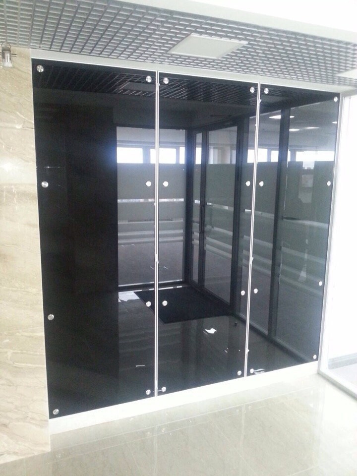 Декоративные черные двери