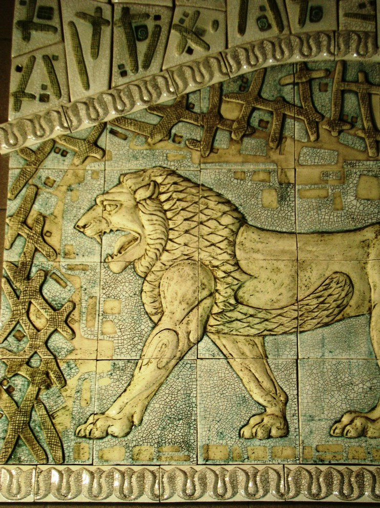 Камин "Лев зимой". Фрагмент панно.