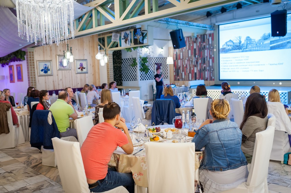 Компания Электроклуб совместно с компанией JUNG провели встречу в ресторане "ВЕС