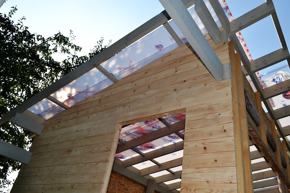 Красное на сером