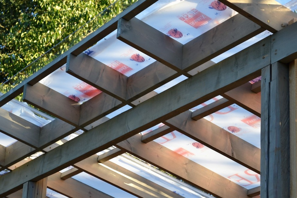 Красное на сером