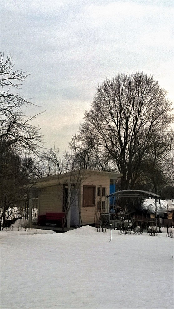 Красное на сером