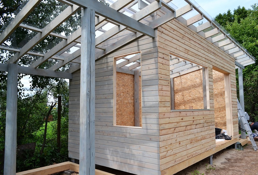 Красное на сером