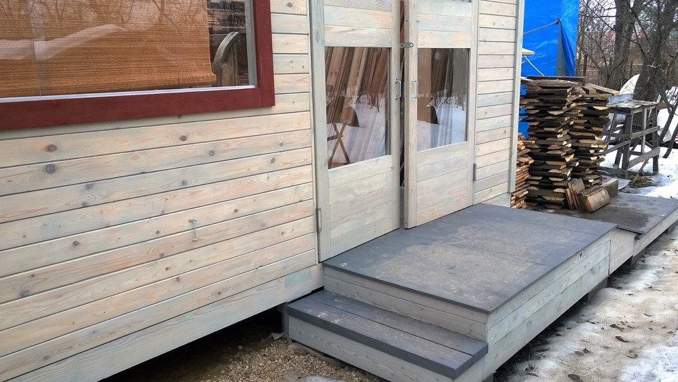 Красное на сером