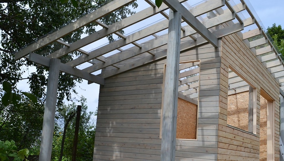 Красное на сером