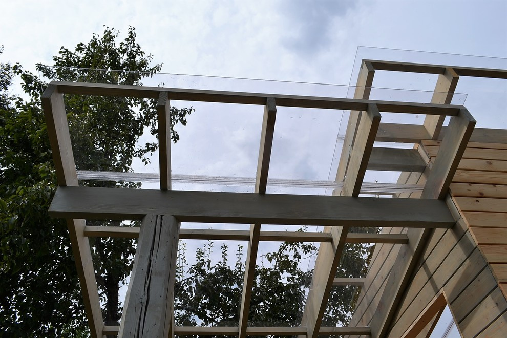 Красное на сером