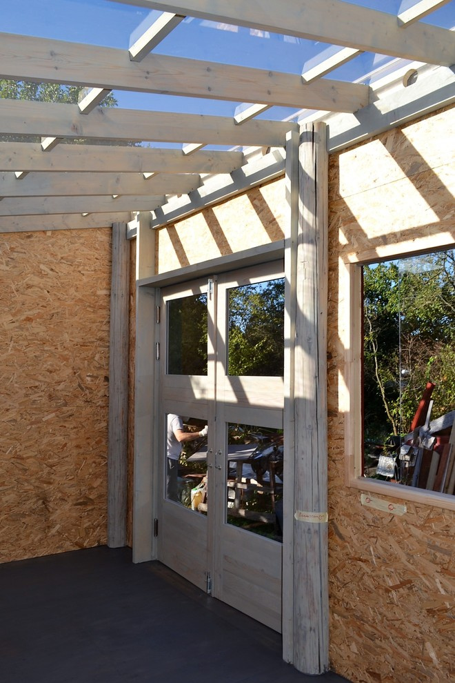 Красное на сером