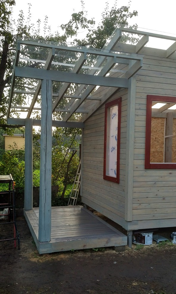 Красное на сером