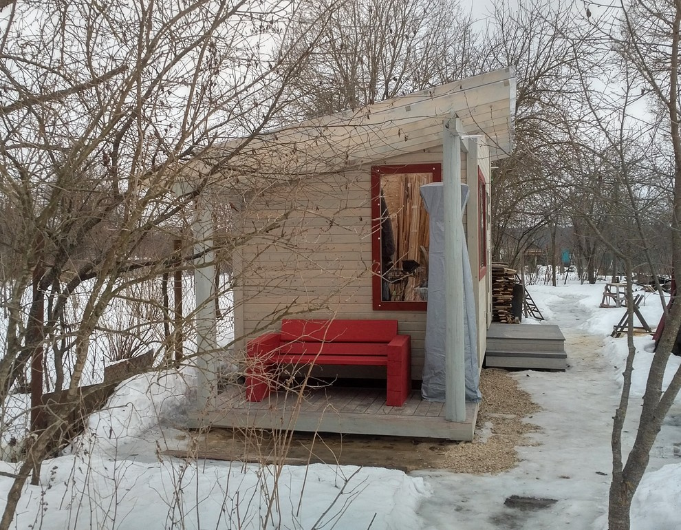 Красное на сером