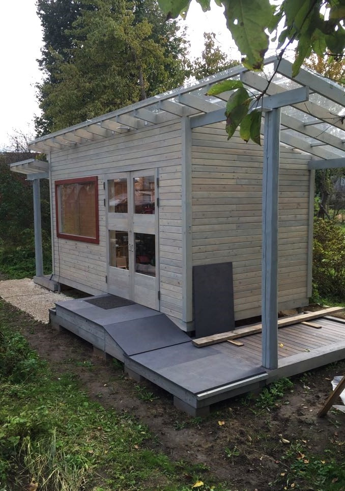 Красное на сером