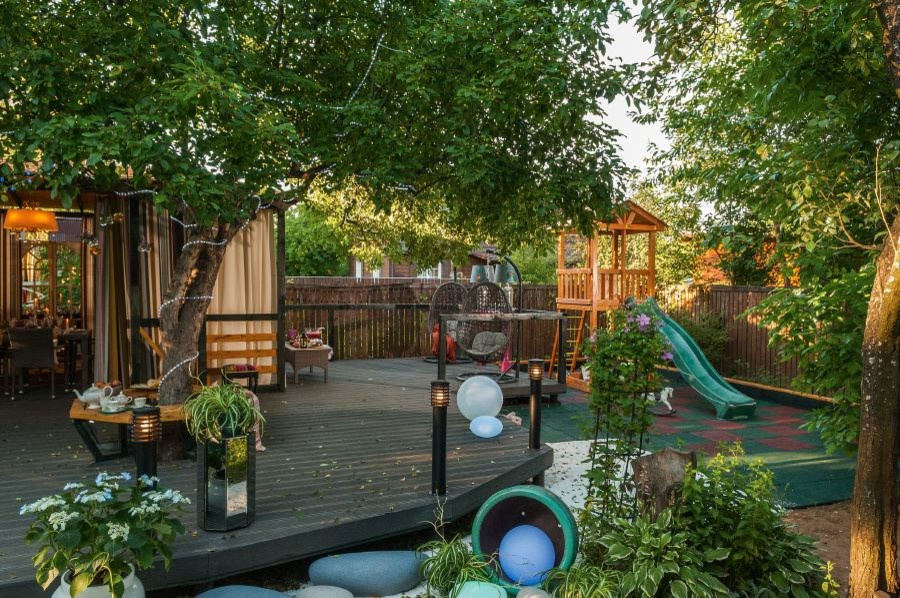 В тени яблони. Для передачи Фазенда