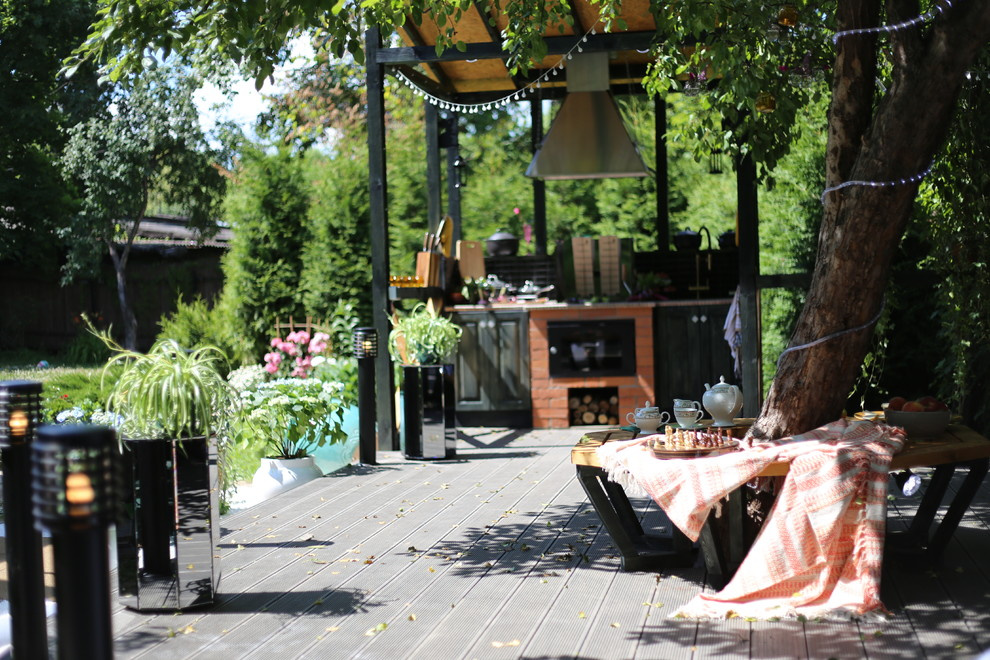 В тени яблони. Для передачи Фазенда