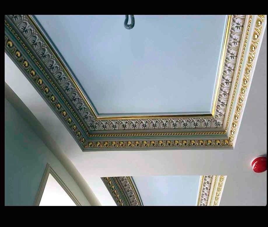 Роспись и золочение лепнины поталью в частном доме