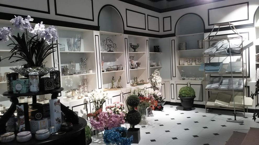 Магазин "Шипы и Розы" в Торговом центре "Табрис" на ул. Кубанская Набережная. 25