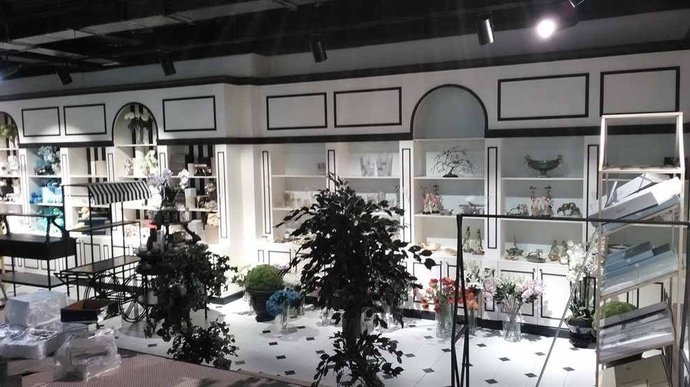 Магазин "Шипы и Розы" в Торговом центре "Табрис" на ул. Кубанская Набережная. 25