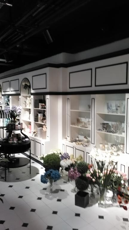 Магазин "Шипы и Розы" в Торговом центре "Табрис" на ул. Кубанская Набережная. 25