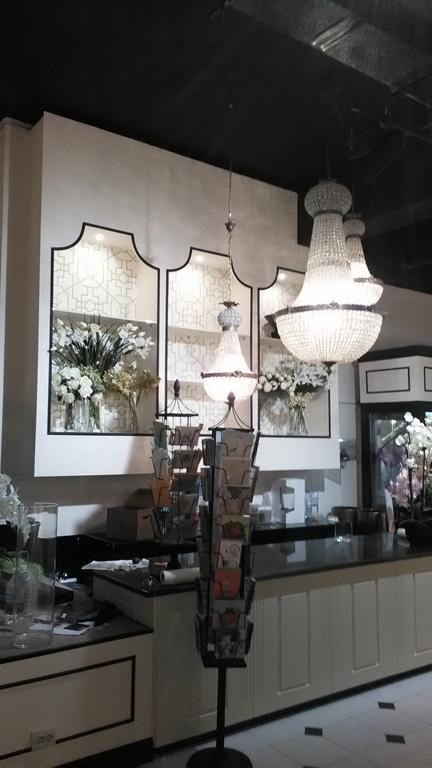 Магазин "Шипы и Розы" в Торговом центре "Табрис" на ул. Кубанская Набережная. 25