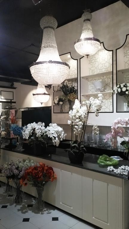 Магазин "Шипы и Розы" в Торговом центре "Табрис" на ул. Кубанская Набережная. 25